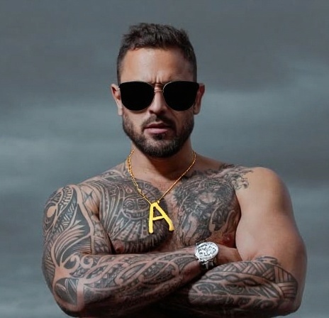 使用 Gemini 指令為人物添加飾品效果